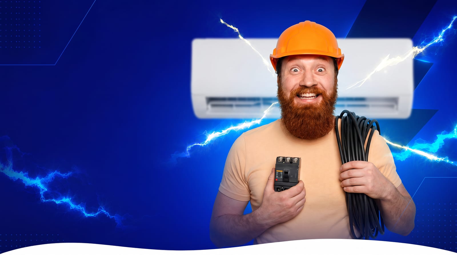 Eletricista com capacete de segurança laranja segurando disjuntor e cabo elétrico perto de um ar-condicionado