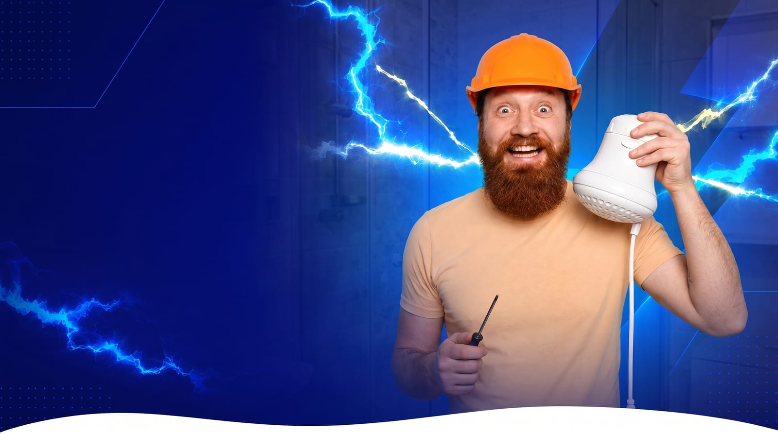 Eletricista com capacete de segurança laranja segurando um chuveiro elétrico