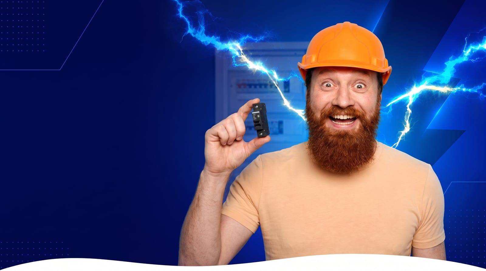 Eletricista com capacete de segurança laranja segurando um disjuntor