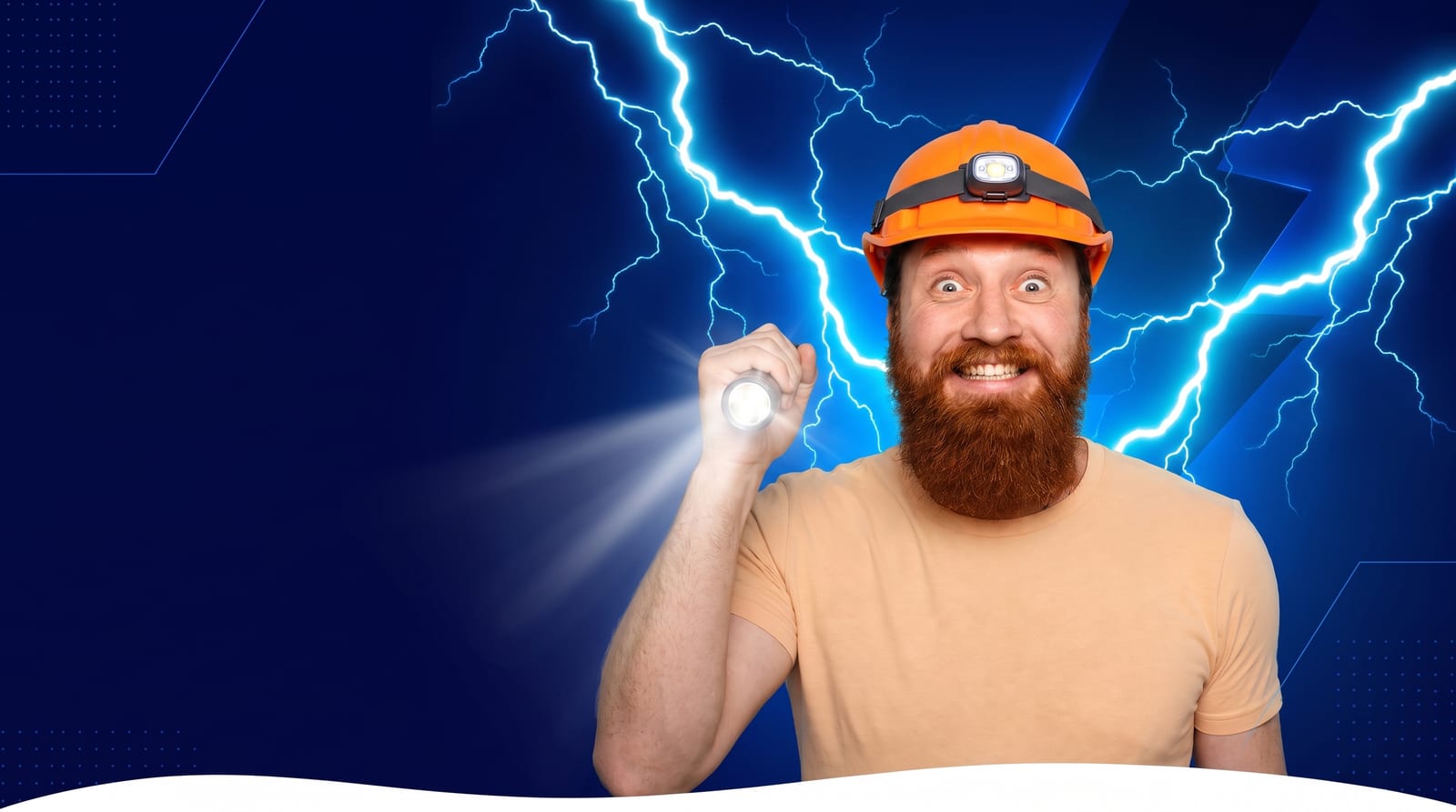 Eletricista com capacete de segurança laranja em atendimento noturno de emergência