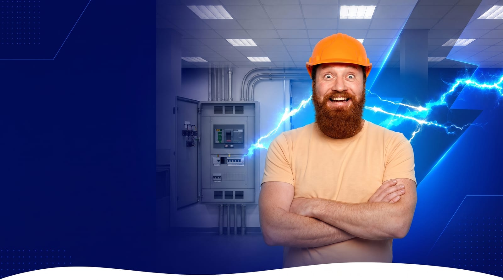Eletricista com capacete de segurança laranja em atendimento comercial