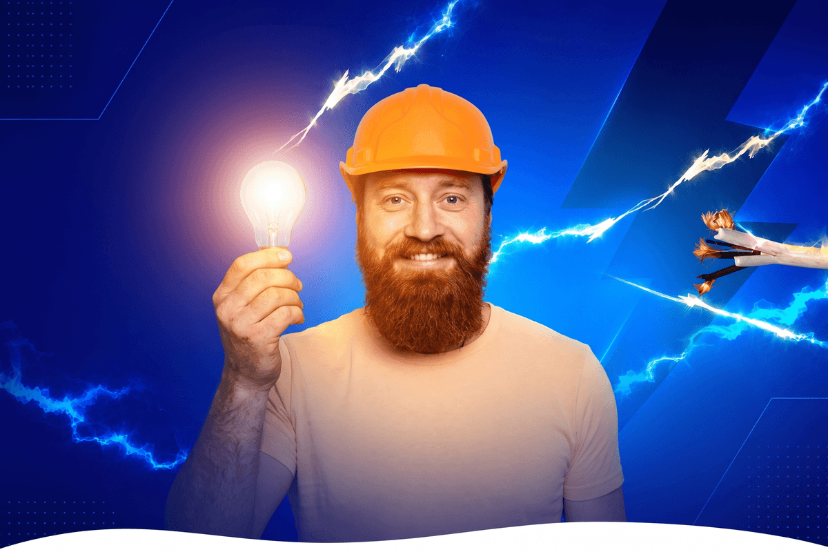 Eletricista com capacete de segurança laranja segurando uma lâmpada acesa