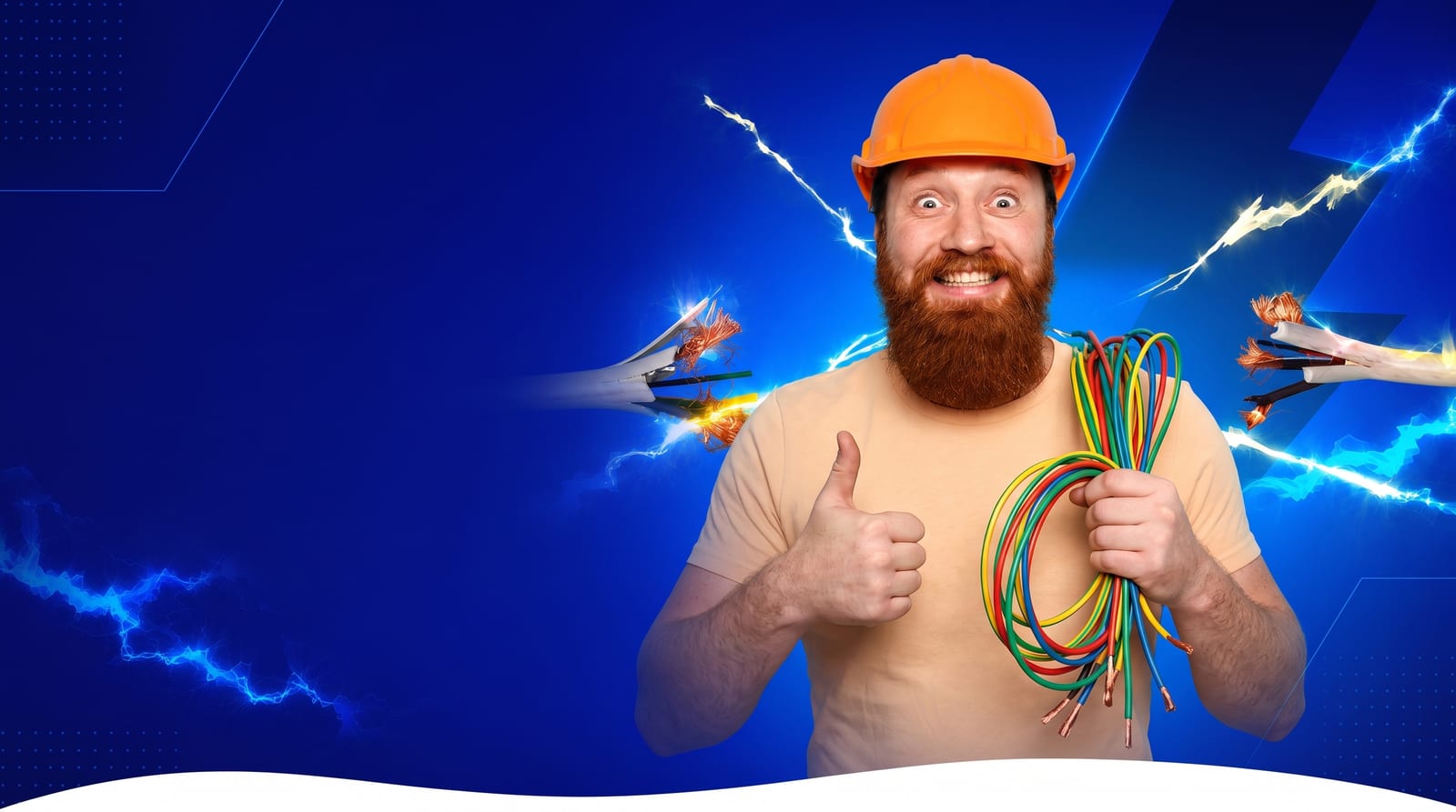 Eletricista com capacete de segurança laranja segurando fiação residencial