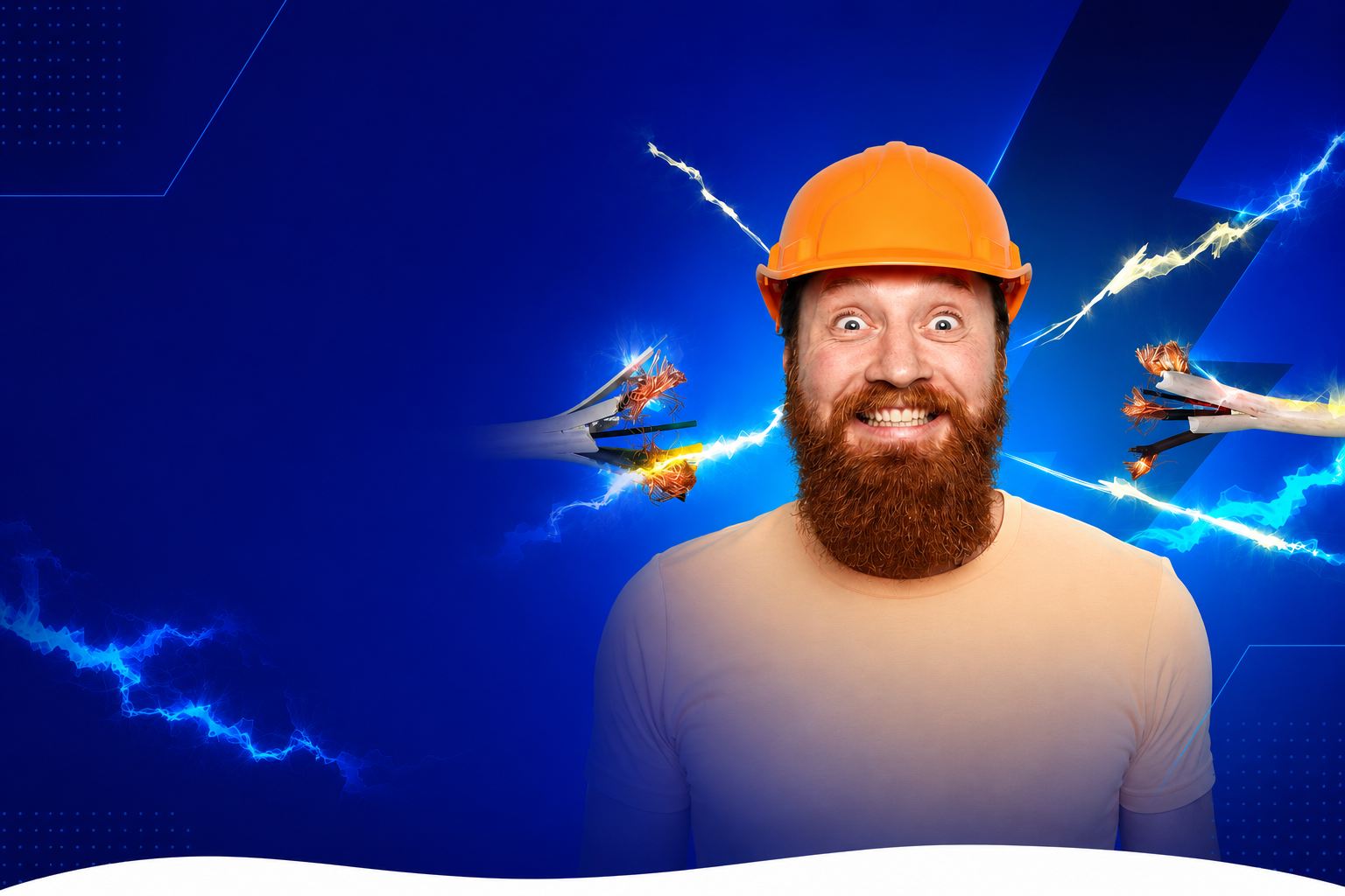 Eletricista com capacete de segurança laranja manuseando cabos elétricos