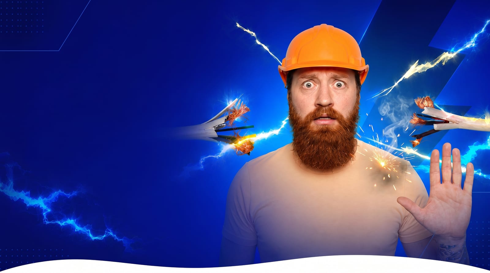 Eletricista com capacete de segurança laranja alertando sobre risco elétrico