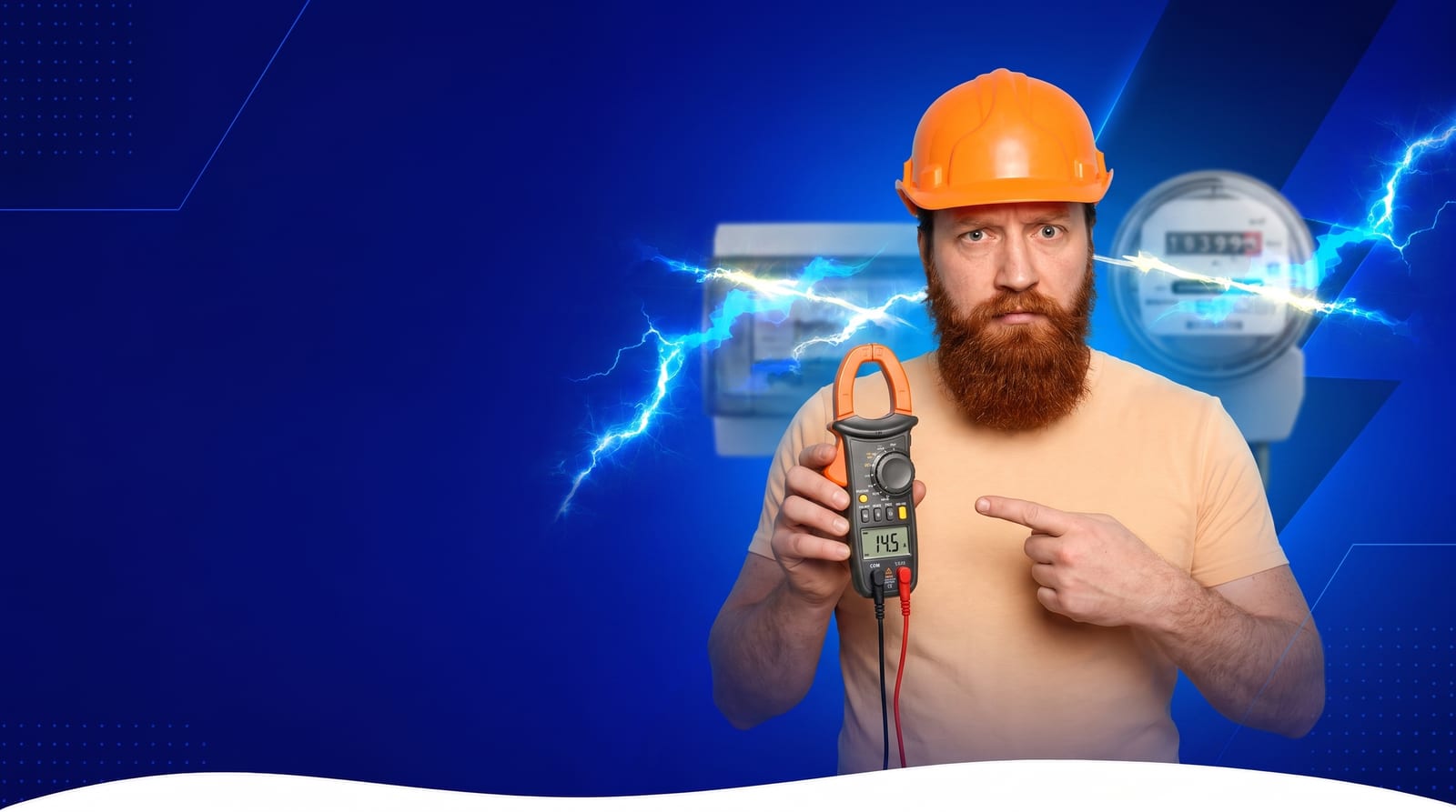 Eletricista com capacete de segurança laranja segurando um alicate amperímetro para testar fuga de energia
