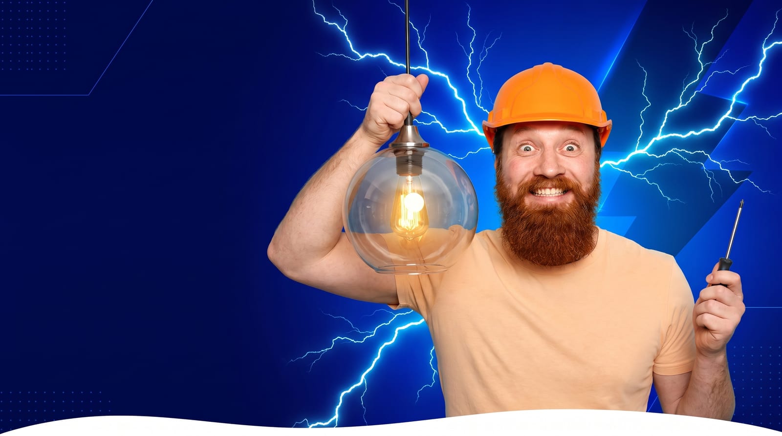 Eletricista com capacete de segurança laranja segurando uma luminária pendente