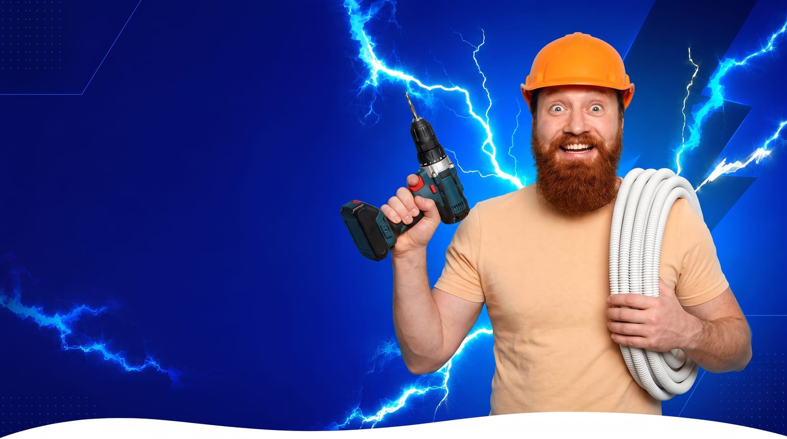 Eletricista com capacete de segurança laranja segurando furadeira e conduíte elétrico