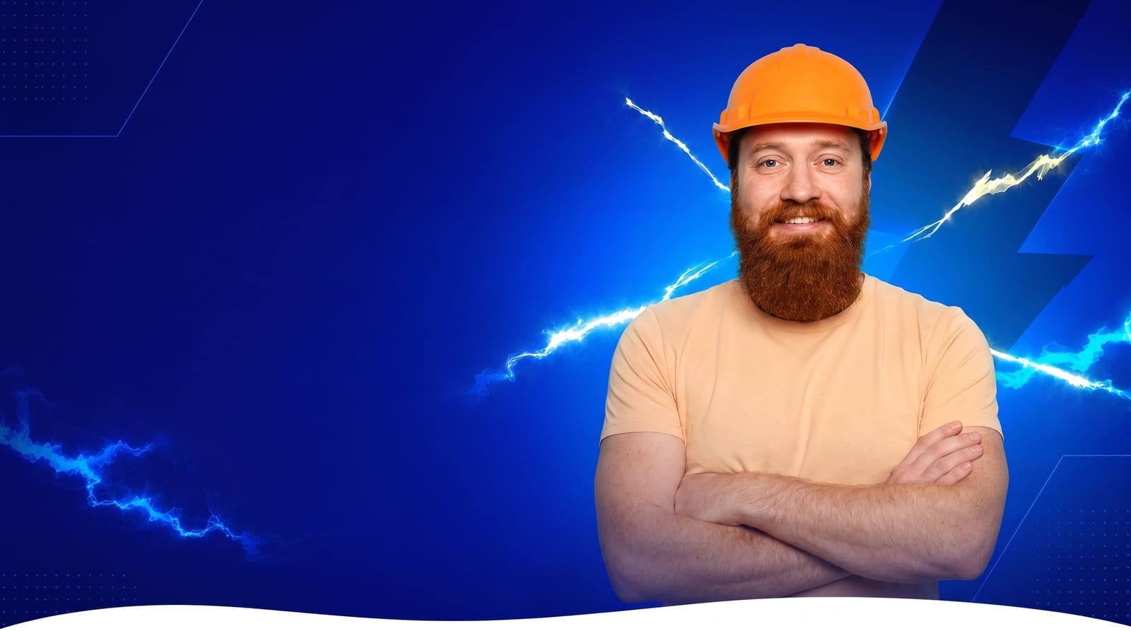 Eletricista com capacete de segurança laranja em pose confiante de braços cruzados