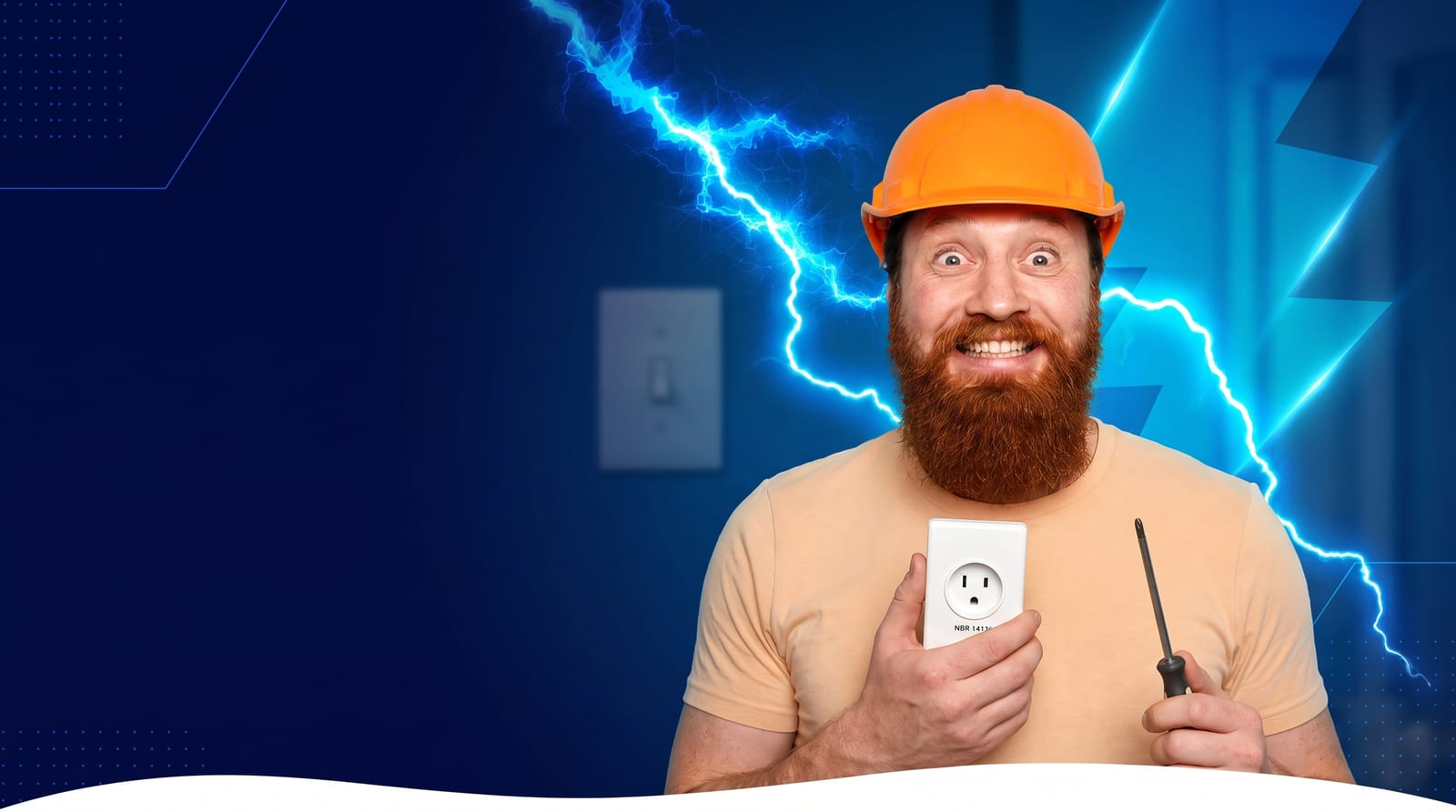 Eletricista com capacete de segurança laranja segurando uma tomada de três pinos